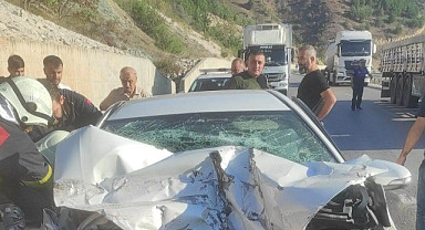 Amasya’da otomobil kamyona çarptı: 2 yaralı