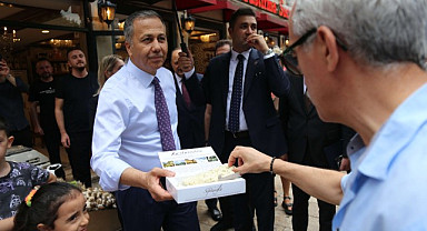 Bakan Yerlikaya, Kastamonu'da pastırma tattı, vatandaşlara çekme helva ikram etti