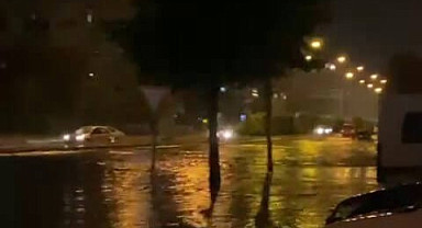 Çorum'da sağanak yağış hayatı olumsuz etkiledi: Yollar dereye döndü, ev ve iş yerlerini su bastı