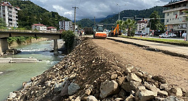 Hopa-Artvin karayolunda heyelan nedeniyle yaşanan çökmenin ardından çalışmalar sürüyor