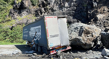 Hopa'da tır parklarında sürücülerin heyelan korkusu sürüyor