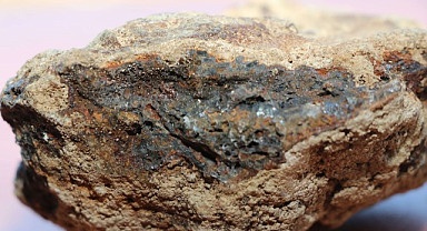 Pikniğe gittiği derenin içerisinde göktaşı bulduğunu iddia etti