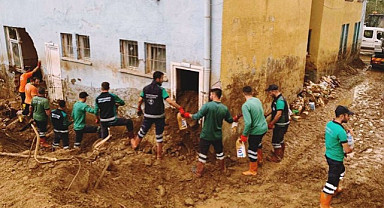 Trabzon'da selden etkilenen okullarda temizlik