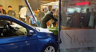 Rize'de kontrolden çıkan otomobil kafeye girdi!
