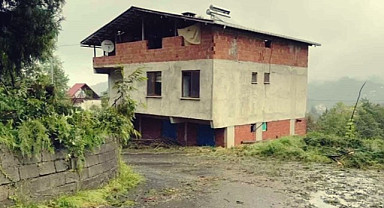 Rize'de yıldırım düşen çam ağacı eve hasar verdi