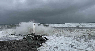 Rize'de beklenen fırtına etkisini gösterdi
