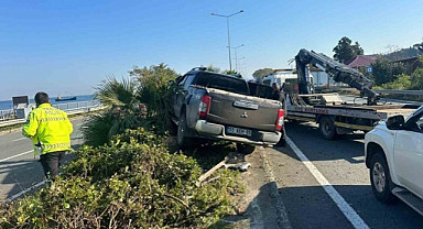 Rize'nin Pazar ilçesinde pikap direğe çarptı! 2 yaralı