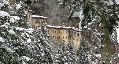 Sümela Manastırı'nı karlar kapladı