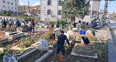 Trabzon'daki hasar gören mezarlıklarda onarım çalışmaları
