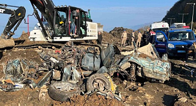 Artvin'deki heyelanda toprak altında kalan otomobile ulaşıldı: 4 ölü