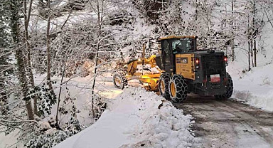 Rize'de çok sayıda köy yoluna kar engeli