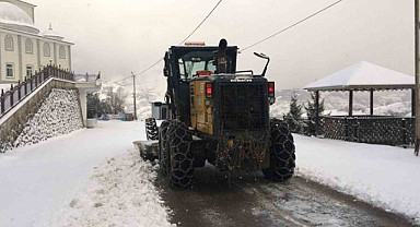Trabzon'da yoğun kar ulaşımı aksatıyor: Ekipler sahada