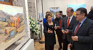 Trabzon'da akademisyenden resim sergisi